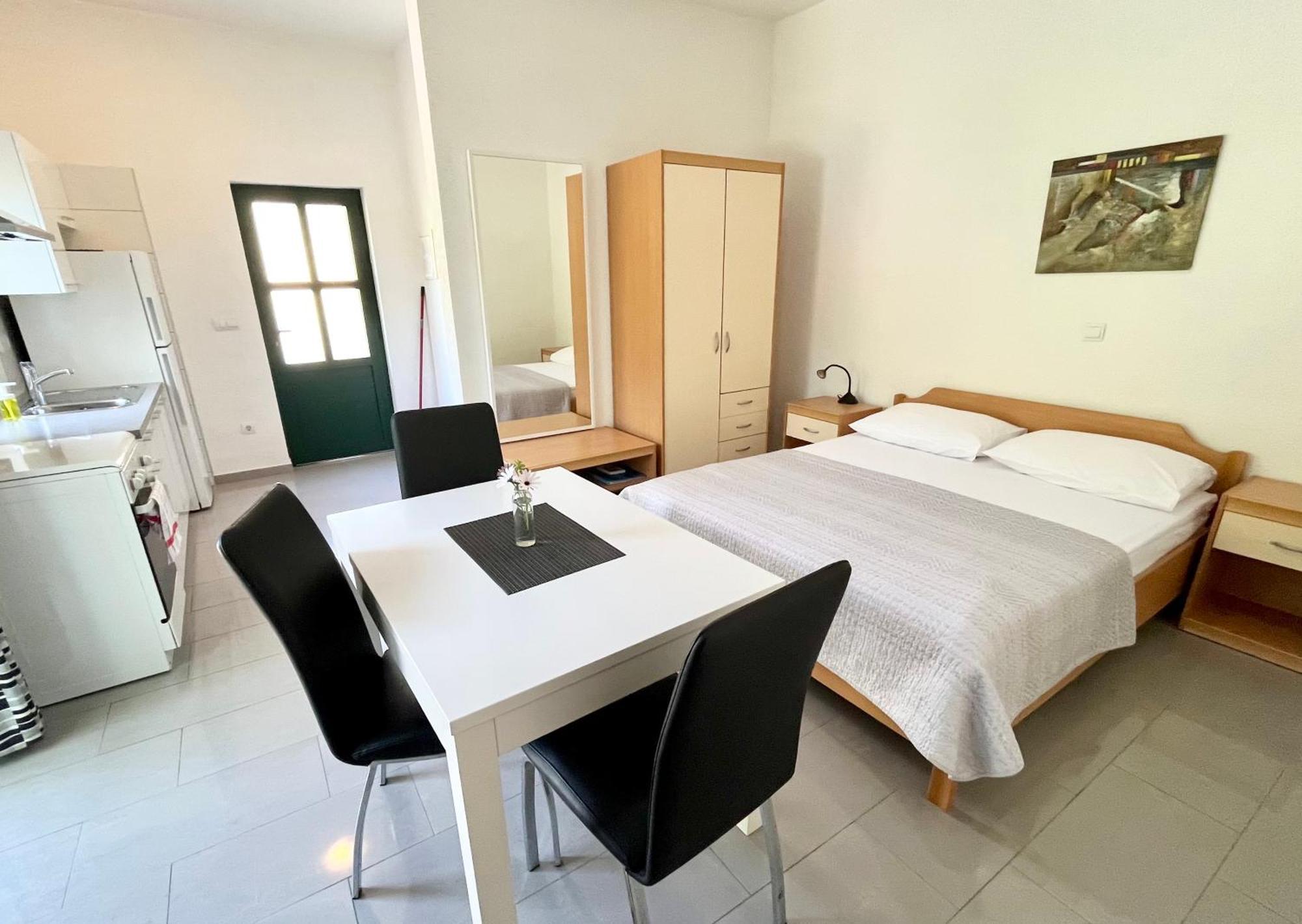 Paradise Apartments - Robinson Getaway Gdinj Eksteriør billede