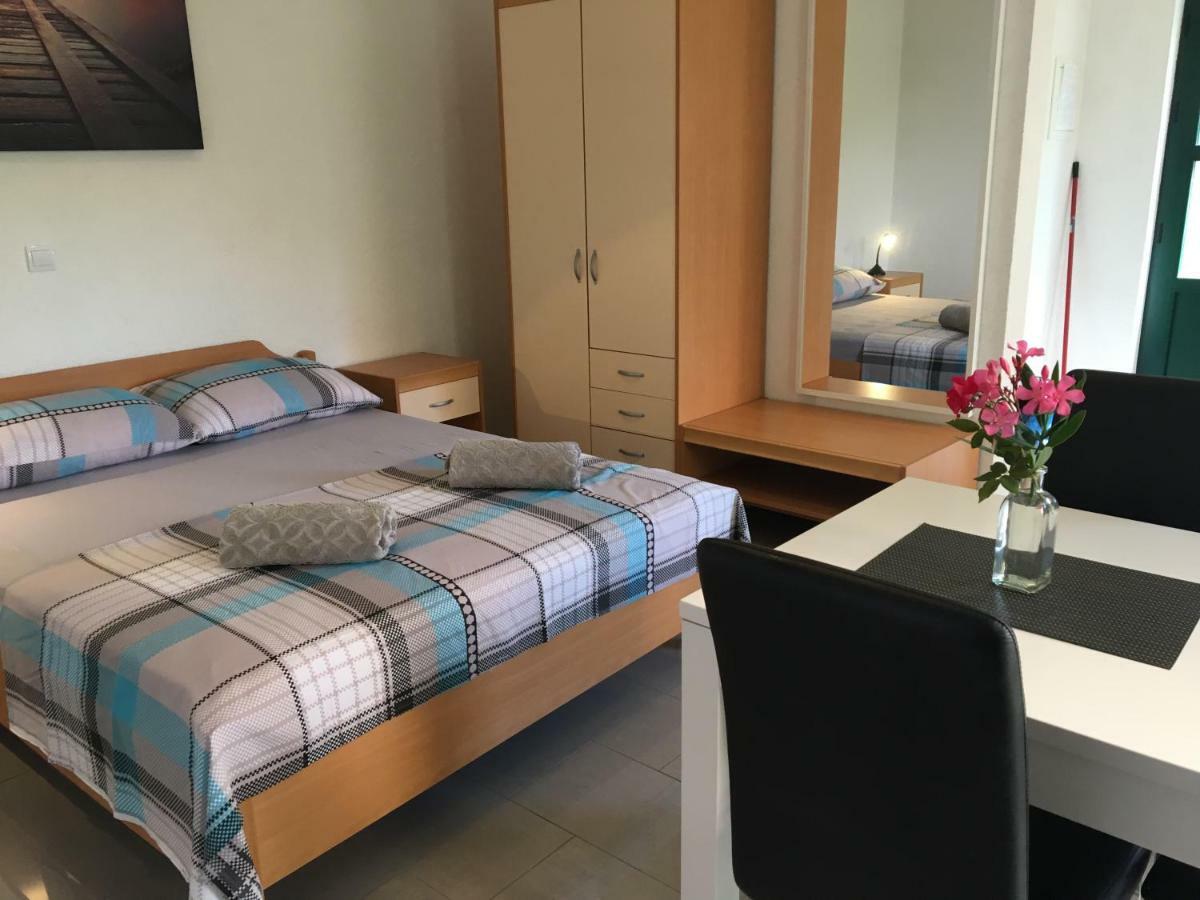 Paradise Apartments - Robinson Getaway Gdinj Eksteriør billede